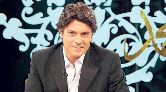 Saçlarına aklar düşen ve sakal bırakan ünlü oyuncu bir dizide yeni imajıyla şaşırttı.