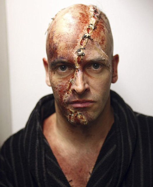 Ayrıca her performans sonrası yaklaşık 40 dakikayı makyajı temizlemekle harcadığını ekliyor.