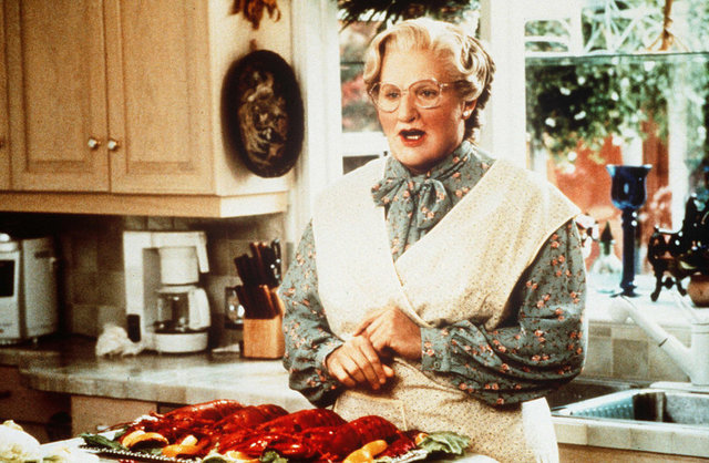Mrs. Doubtfire filmi için kadın rolüne büründü.