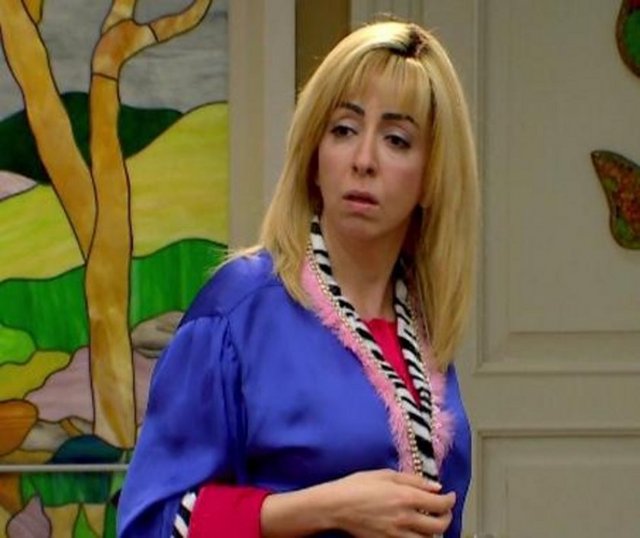 Daha önce hep koyu renk dalgalı saçlarıyla izlediğimiz Eren, yeni dizisinde farklı bir karaktere bürünüyor.