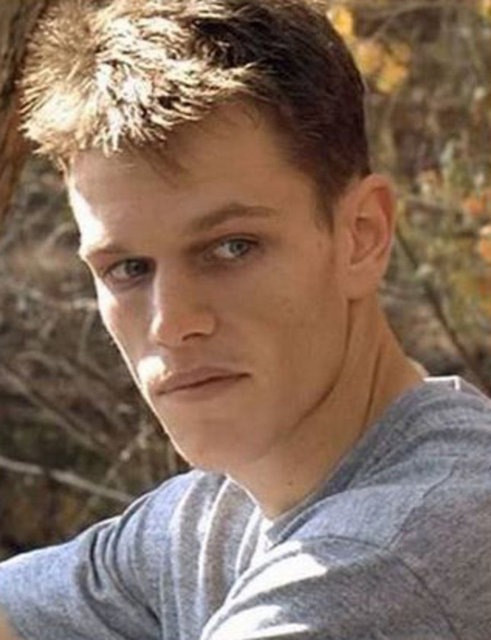 Bir uyuşturucu bağımlısını canlandırdığı 'Courage Under Fire' filmi için 18 kilo verdi.