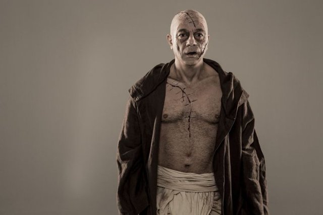 Kerem Alışık, başrolleri Cansel Elçin ve Deniz Uğur'la paylaştığı 'Frankenstein' oyunu için 'Yaratık' oldu!