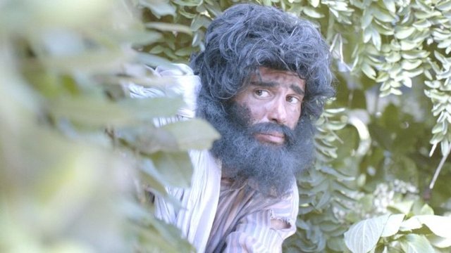 Dizide ülkenin ünlü oyuncularından birini canlandıran Oktay, iki saatlik makyajla tanınmayacak hale geldi.