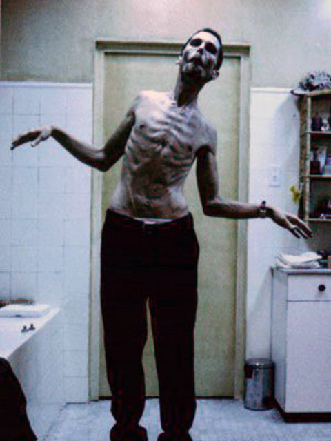 Christian Bale, "The Machinist" adlı filmde.