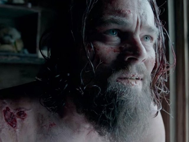 Ünlü oyucu, ayı saldırısına uğradığı sahne hakkında, 'Tam saldırı sırasında vızıldayan sineğin sesini duyacaklar mesela, boz ayının nefesini hissedecekler. O anda neredeyse yeni bir duyunuz uyanacak' demişti.