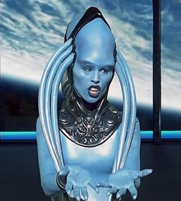 '5. Element' filminde opera söyleyen bir uzaylıyı canlandırdı.