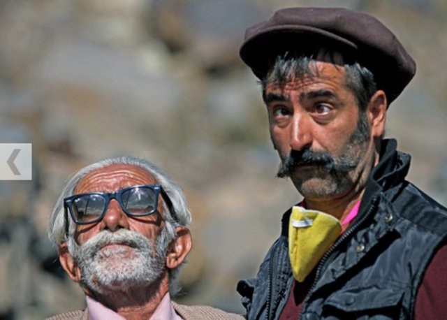 Yeni filmi Mucize için bıyık bırakan yönetmen, şaşı bir karakteri canlandırdı.