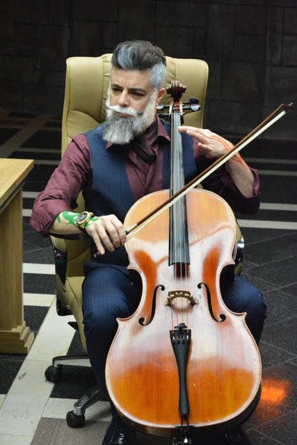 Ünlü şarkıcı, Ayhan Özen'in yönetmenliğini üstlendiği komedi filminde 'Köpek Diş Kemal' adlı bir mafya babasını canlandırıyor.