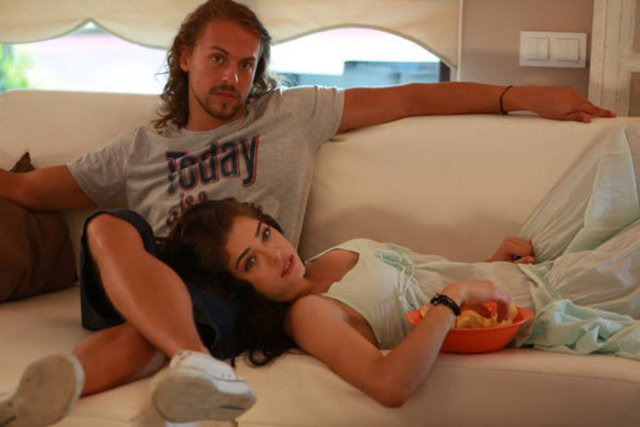 İKİ AYLIK ARA Felç sahneleri içinse filme iki ay ara verildi. Akdülger, o arada sıkı bir diyete girip 17 kilo birden eridi. Oyuncu koçu Merve Taşkın'ın gözetimi altında bir rehabilitasyon merkezine gitti; burada iki ay boyunca felçli hastaları gözetledi...