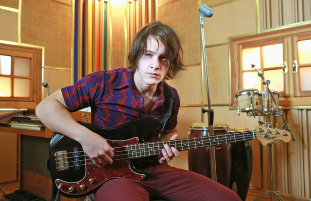 Ünlü yönetmen Çağan Irmak'ın son filmi 'Unutursam Fısılda'da oynayan oyuncu, rol gereği 70'li yıllara döndü.