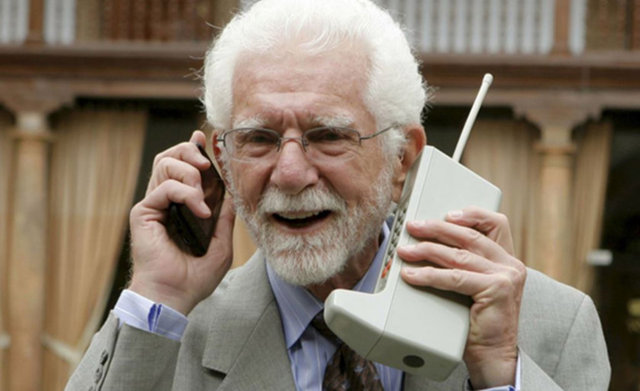 9. İlk cep telefonu görüşmesiİlk cep telefonu görüşmesi Motorola şirketinin kurucusu Martin Cooper tarafından 1973 yılında gerçekleştirilmiştir.