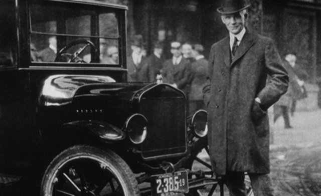 3. Hitler ve Henry FordYakın tarihte tüm dünyada terör estiren Alman lider Adolf Hitler, Ford otomobillerin mucidi Henry Ford'un başarılarına duyduğu hayranlık nedeniyle, masasının arkasında onun portresini bulundururmuş.