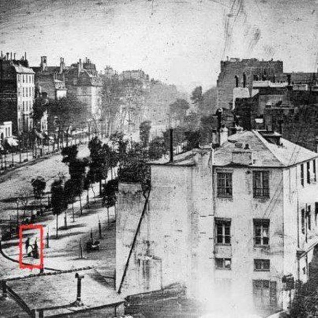1838 yılında Fransız Daguerre tarafından çekilen bu fotoğrafın sol alt köşesinde görülen vatandaş, fotoğrafı çekilen ilk insan olma özelliğini taşıyor. Tarihe geçen adamın muhtemelen bundan hiçbir zaman haberi olmadı. Ve bu bilgi de kimseyi ilgilendirmeyecek kadar lüzumsuz. -