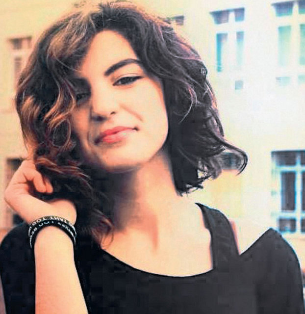 İstanbul'da yaşayan 14 yaşındaki Meva Ceren Altay, bir sokak röportajında "Yüz nakli olmak isteseydiniz kimin yüzünü isterdiniz?" sorusuna, "Barbara herhalde, Barbara manken olan" yanıtını verince, internette tıklanma rekorları kırdı.