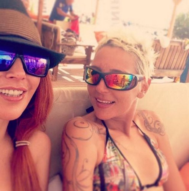 HANDE YENER - Bernoşumla yeni projeler konuşuyoruz.