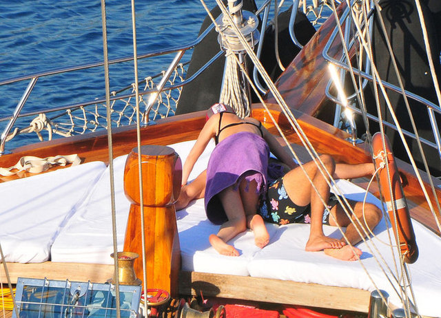 Instagram'daki hesabına simsiyah bir kare koyan Kübra Küçük, altına da İngilizce olarak 'Duydum ki birine aşık olmuşsun ama ben de yalnız değilim' diye not düştü.