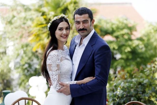 Burgaz Ada'da sürpriz bir tören hazırlayan Mahir, Feride'den "evet" cevabını alacak.