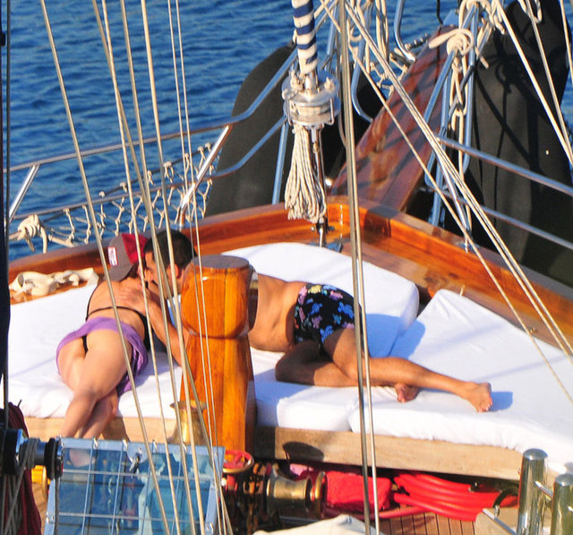 Küçük, eski sevgilisi İmirzalıoğlu'na tepkisini, Instagram'da gösterdi.