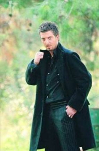 EMRAH KESKİN - Popstar yarışmasında aradığını bulamayan bir diğer isim de Emrah Keskin. Yarışma sonrası mağdur olduğunu düşünen Keskin, gençlerin bu tür yarışmalara girmemeleri konusunda uyarmak için Yarışma Zedeler adında bir dernek kurdu.