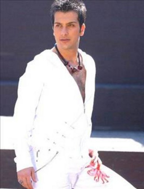 ABİDİN ÖZŞAHİN - Aşktan Yana ve Duy Beni adlı bir albüm çıkarttı. Abidin Özşahin müzikal ve sanatsal anlamda aktif olarak hala çalışmaktadır. -