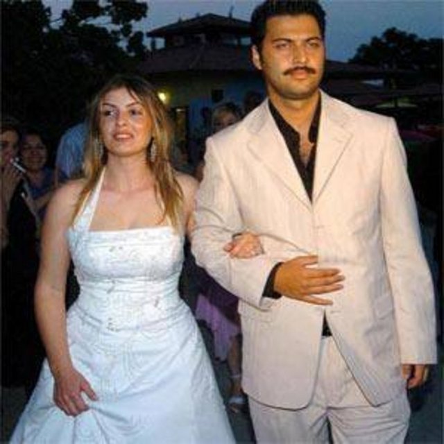 TÜLİN KOCA - CANER TOYGAR - Caner kimi zaman karıştığı kavgalarla kimi zaman katıldığı TV programlarındaki tuhaf tavırlarıyla gündeme geldi. Kısa süren bir dizi serüveni oldu. Kazandığı ani şöhreti istediği gibi sürdüremedi. Tülin ile Caner de kısa sürede unutulan şöhretler kervanına katıldı.