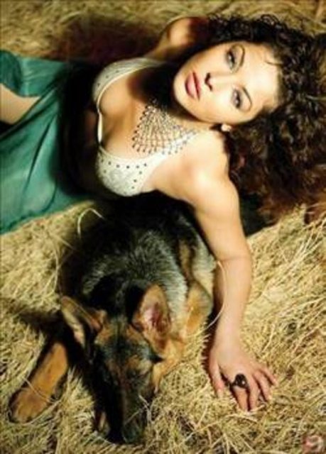 AYDAN KAYA - İstanbul Kültür Üniversitesi Sinema TV bölümünde öğrenimini sürdüren Kaya, sesinin yanısıra çarpıcı fiziğiyle de dikkat çekmişti.