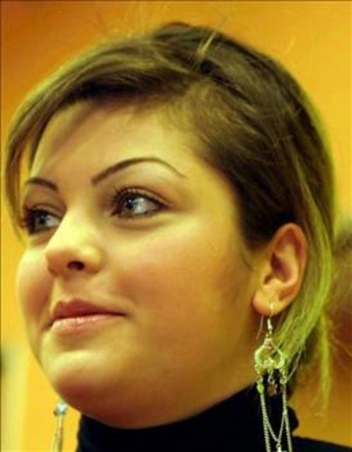 SİNEM UMAŞ -  - Ancak yıldızı parladığı kadar ani bir şekilde söndü. Yarışmadan sonra adı bir fuhuş operasyonuna karıştı. Bir kaç gece kulübünde şarkıcı olarak sahneye çıktı. -