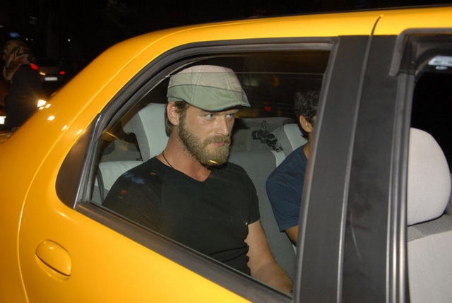 Yeni sezonda Nermin Bezmen'in romanından uyarlanacak olan Kurt Seyd&Shura dizisiyle ekrana gelecek olan Kıvanç Tatlıtuğ'un rol arkadaşının...