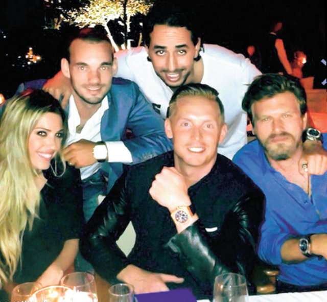 Tatlıtuğ önceki akşam Ulus Sunset restoranda Cabau ve Sneijder'le buluştu.