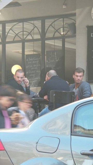 Bir süre önce akşam yemeğinde bir araya gelen Kıvanç Tatlıtuğ ile Galatasaray'ın Hollandalı yıldızı Wesley Sneijder önceki gün Nişantaşı'nda buluştu.