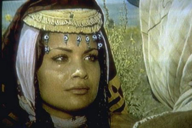 Salako', 'Hanzo', 'Şaşkın Damat' ve 'Banker Bilo' gibi gişe rekorları kıran Yeşilçam'ın unutulmaz filmlerinde başrol oynayan Meral Zeren, Bebek sahilinden denize girerken objektiflere yansıdı.