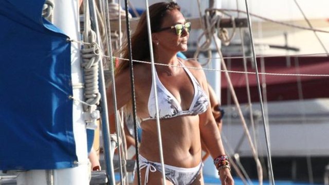 YEŞİLÇAM'IN GAMZELİ GÜZELİ  Yaz aylarını Bodrum'daki evinde geçiren Yeşilçam'ın ünlü isimlerinden Bahar Öztan, önceki gün Bodrum Marina'da objektife takılmıştı...