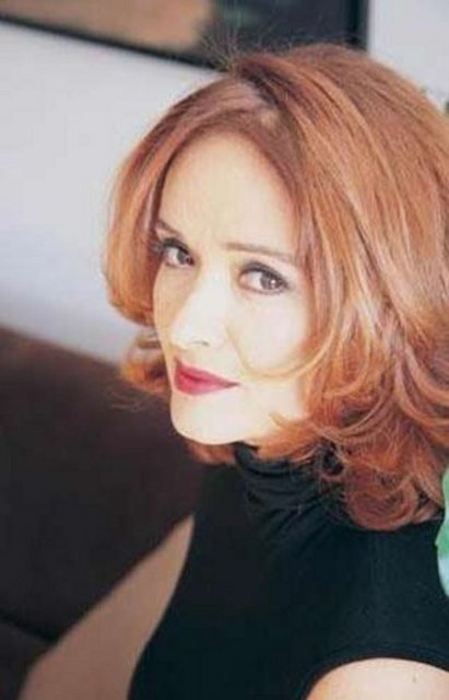 Bikinisiyle denizden kameralara doğru koştuğu kolonya reklamı ile de Türkiye'nin popüler kültür hafızasında unutulmaz bir yer edindi. Müjde Ar, 30 yılı aşkın sanat hayatında Atıf Yılmaz, Zeki Ökten, Halit Refiğ, Nejat Saydam, Kartal Tibet, Ertem Eğilmez, Şerif Gören, Sinan Çetin, Ömer Kavur, Başar Sabuncu, Mustafa Altıoklar ve Serdar Akar gibi yönetmenlerin filmlerinde rol aldı . Son olarak NTV'de yayınlanan Haydi Gel Bizimle Ol programında görev aldı.