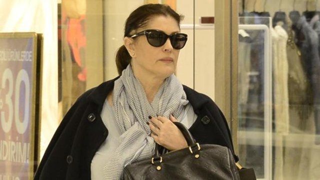 Usta oyuncu kendisi ve torunu için giyim alışverişi yaptıktan sonra bir arkadaşı ile buluşarak alışveriş merkezindeki bir mekânda yemek yiyip, sohbet etti.