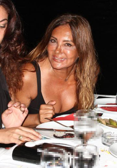 18 yaşındaki oğlu Yiğit'le yeni yaşını kutlayan 1962 doğumlu Öztan "20 yaşına bastım. Sonuçta 20'lik gibi halim var" dedi.