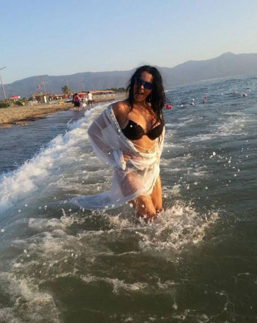 Türk sinemasının ünlü oyuncusu Serpil Çakmaklı, Çeşme'de tatil yapıyor. Yakın dostlarıyla birlikte tatil cenneti Çeşme'ye gelen Serpil Çakmaklı, kendini serin sulara bıraktı