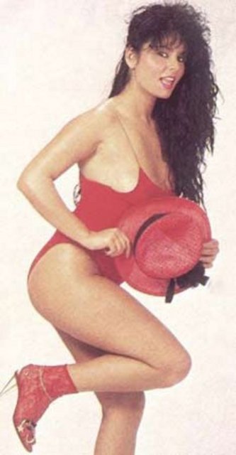 "İçimizden Birileri" adlı TV filminde ufak bir rol aldı. "Devlet Kuşu" filmiyle oyunculuğa başladı. Sahnelerde solistlik de yapan Çakmaklı 2000 yılında kendi adını taşıyan bir de albüm çıkardı.