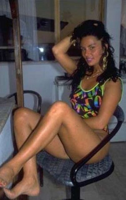 Yılanların Öcü, Bir Pazar Günü, Acı Gerçekler, 14 Numara gibi sinema filmleriyle "Alçaktan Uçan Güvercin" adlı TV dizisinde oynadı.