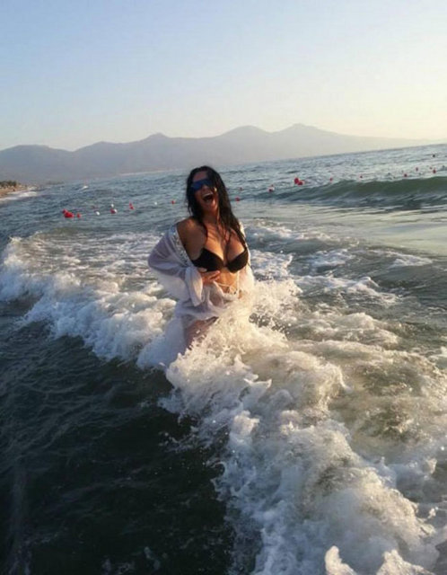 Bu yıl tatil sezonunu geç açtığını belirten ünlü oyuncu Serpil Çakmaklı, siyah bikinisi ile sahilin gözdesi oldu. Çok kısa bir zaman içerisinde özel bir televizyon kanalında haftanın her günü program yapacağını belirten Çakmaklı, farklı bir konsept uygulayacağını ve başarılı olacağını belirtti.