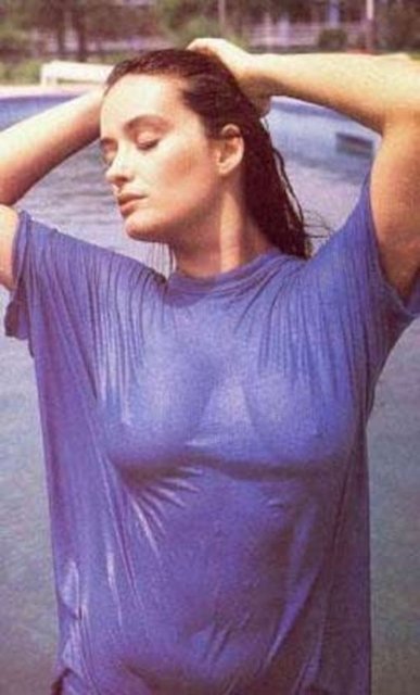 Türk televizyonlarının ilk yerli dizisi Aşk-ı Memnu'daki "Bihter" rolu ile şöhret oldu.