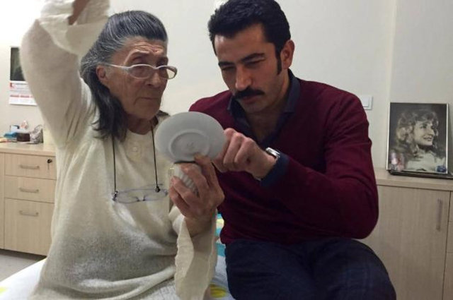 Kenan'ın ziyaretinden dolayı çok memnun olduğunu söyleyen Anıl, ünlü oyuncuya kahve falı baktı.