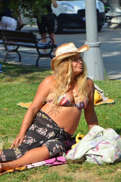 Birkaç gündür yağmur vardı. Bugün güneş çıktı ben de geleyim dedim. Güneşleniyorum. Stres atıyorum. Bronzlaşıp güzelleşiyorum" dedi.(İHA)