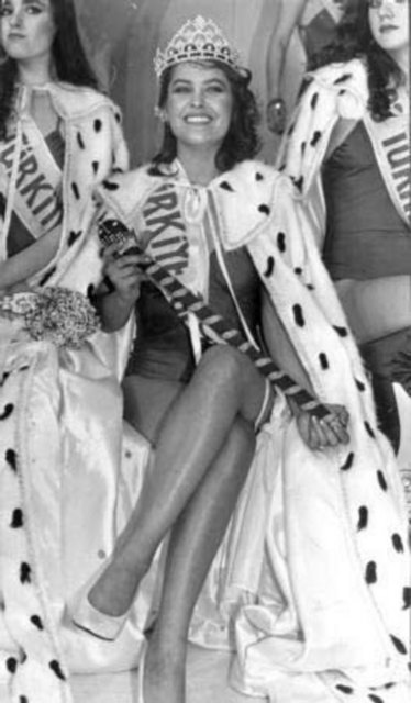 Onun kaderini değiştiren katıldığı 1982 Türkiye güzellik yarışması oldu. Önce kraliçe seçildi. Ancak daha önce evlenip boşandığı ortaya çıkınca tacı elinden alındı.