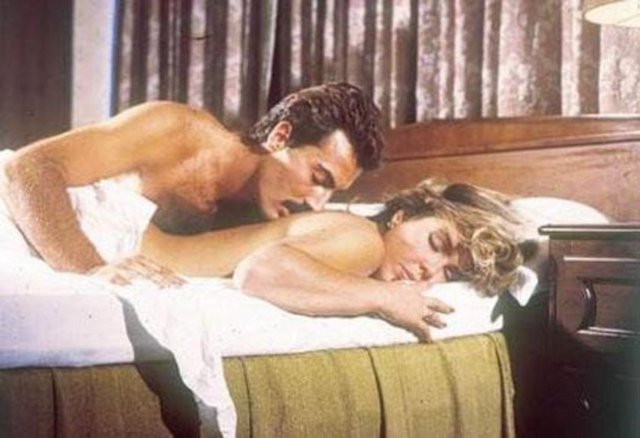 AHU TUĞBA Gerçek adı Tuğba Çetin olan yıldız 1963 İstanbul doğumlu.