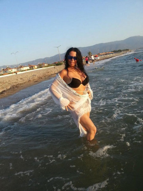 Bir saat aralıksız yüzen Çakmaklı'ya dostları eşlik etti. Düzgün fiziği ve güzelliği ile genç kızlara taş çıkartan Serpil Çakmaklı'yı denizde gören hayranları hatıra fotoğrafı çekilmek için birbirleriyle yarıştı.