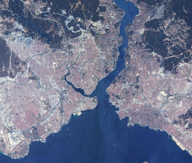 3. köprünün her iki yakada bulunan ayakları da hızla yükselmeye başlarken, - RASAT görüntülerinden inşaatta gelinen aşama da dikkat çekiyor. Bu - noktalara, 322 metre ile dünyanın en uzun kuleleri inşaa edilecek. 3. - köprü, 8 şerit otoyol ve tren yolu olmak üzere 10 şerit olarak yapılacak. - Bu nedenle köprünün ayakları için da oldukça görkemli bir inşaat sürüyor.