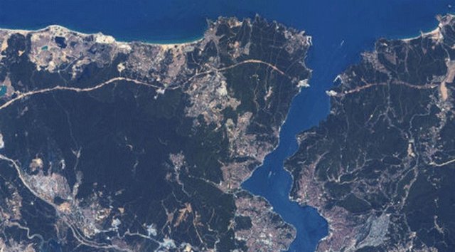 Köprü güzergahı nedeniyle kesilen ağaçlar geçtiğimiz günlerde tartışma - konusu olurken, yol ıslah çalışmaları kapsamında açılan alan da bu - görüntülere yansıyor. 3. köprü kapsamında yapılacak çevre yolun 4 gidiş ve - 4 geliş olarak 8 şerit olması planlanırken, bu da yolun uzaydan dahi - görülecek kadar geniş olmasını açıklıyor. Haritada, İstanbul çevre yolu ve - diğer köprüler de görülüyor.