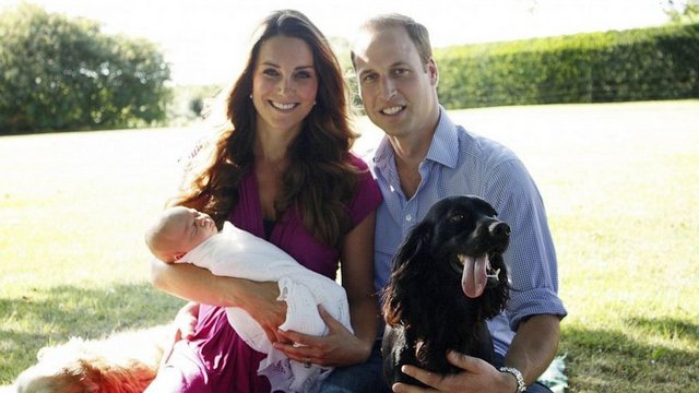 Prens William, eşi Catherine ve ilk bebekleri Prens George'la birlikte poz verdi