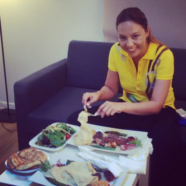 Paylaştığı fotoğrafla da ilk hamilelik görüntüsünü vermiş oldu.