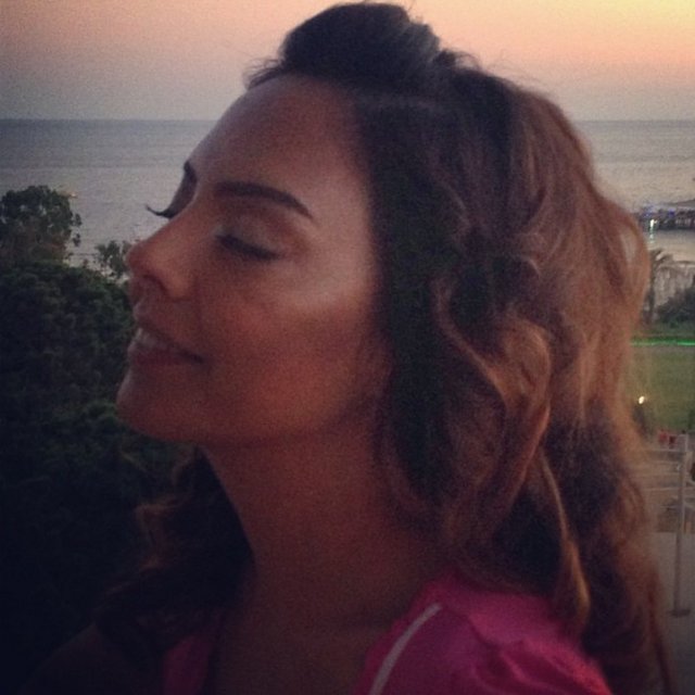 Gündeş Instagram hesabından, " Güzel haber çabuk duyuluyor :)